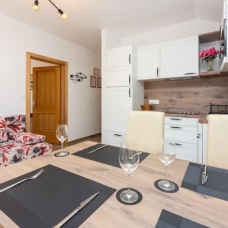 Appartement Faszienierendes Nur 100 Meter Zum Mit Jacuzzi, Sauna, Meerblick Dramalj