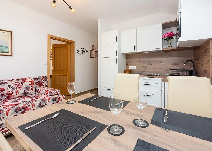Apartman Faszienierendes Nur 100 Meter Zum Mit Jacuzzi, Sauna, Meerblick Dramalj