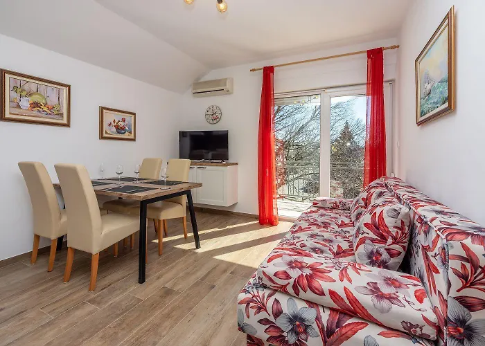 Faszienierendes Nur 100 Meter Zum Mit Jacuzzi, Sauna, Meerblick Dramalj